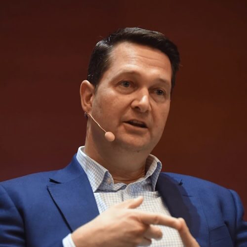 Sprecher mit Headset bei der Urban Places Academy, spricht vor Publikum.