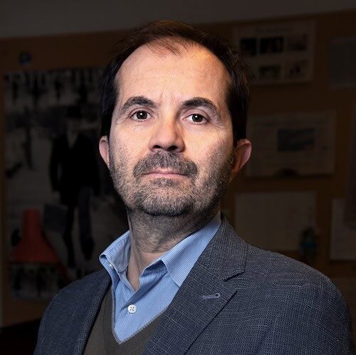 Porträt eines Mannes in Businesskleidung, symbolisiert Bildung und Führung.